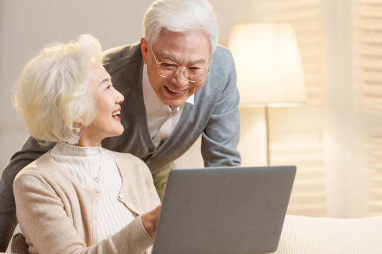 老年夫妇使用笔记本电脑