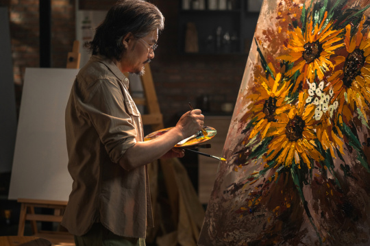 艺术家在工作室认真的绘画