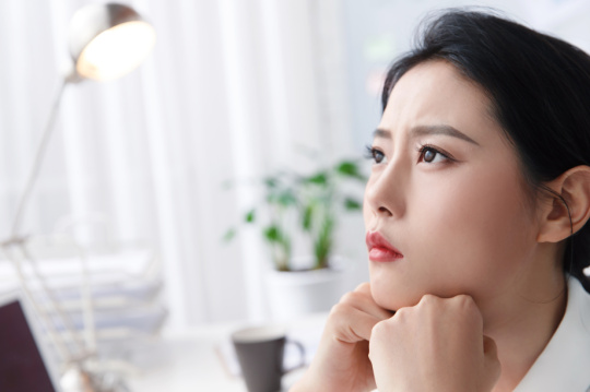 青年商务女人在办公