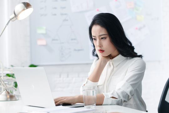 青年商务女人在办公