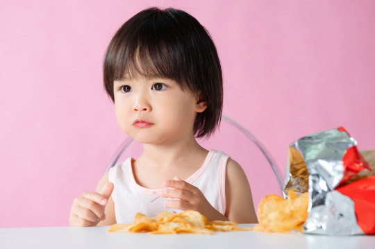 可爱的小男孩吃薯片