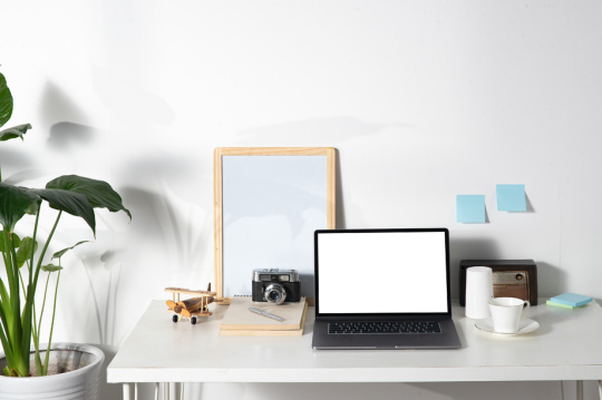 居家办公桌上的笔记本电脑