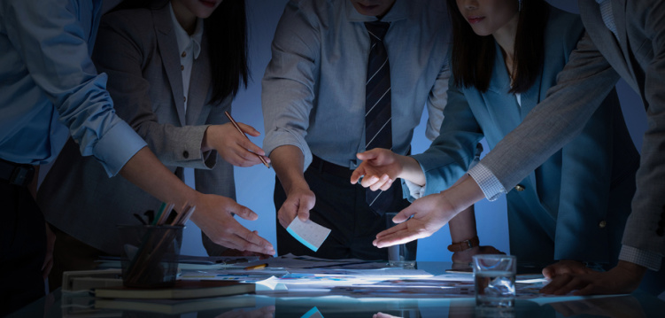 商务人士在办公室里讨论工作