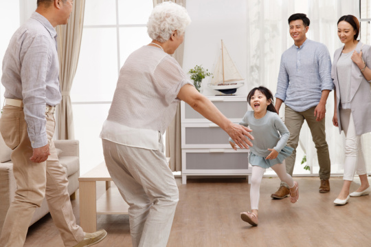 一家三口回家探亲