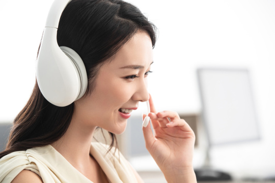 客服人员接听电话