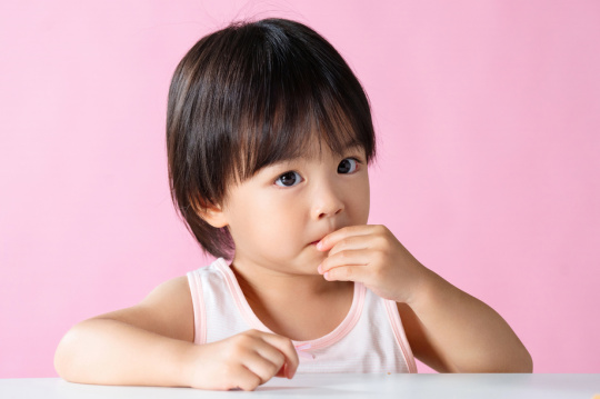 可爱的小男孩吃薯片