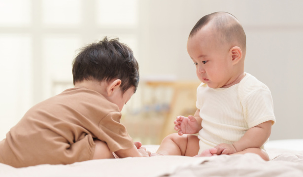 两个可爱的宝宝一起玩耍