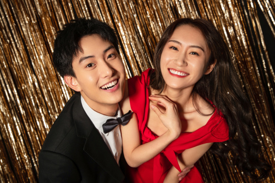 快乐嬉戏的幸福青年情侣