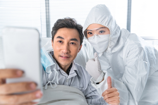 医生和患者一起看手机