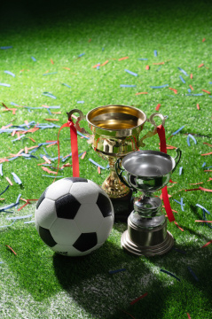 体育场上的足球和奖杯