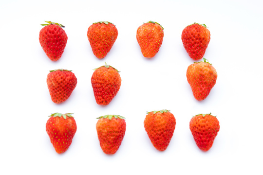 白色背景下的草莓