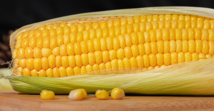桌子上的玉米