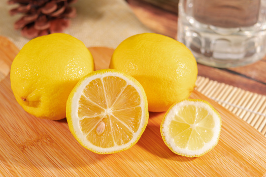桌上切开的柠檬