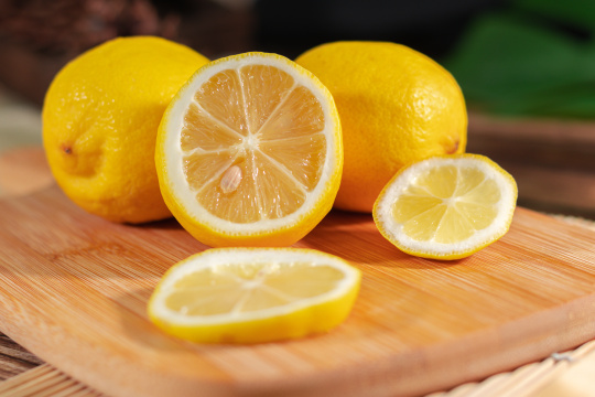 桌上切开的柠檬