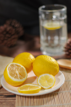 桌上切开的柠檬