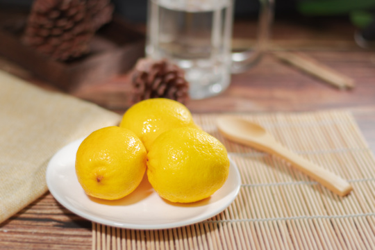 餐盘上的柠檬