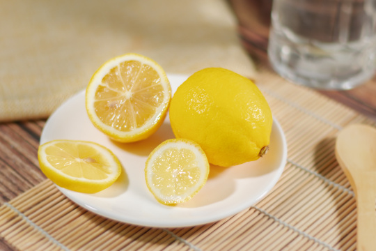 桌上切开的柠檬