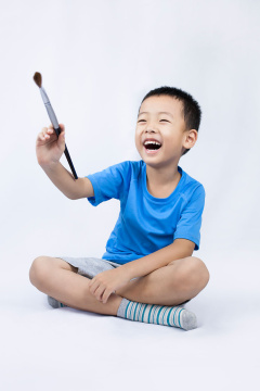 快乐的小男孩画油画