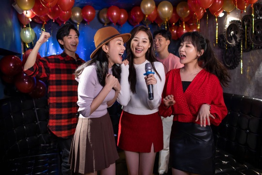 快乐的年轻人在KTV唱歌