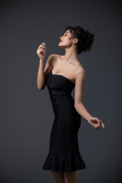 漂亮的年轻女士喷香水