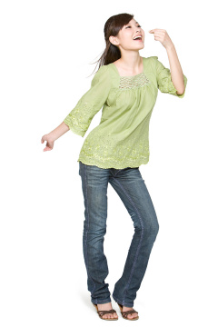 年轻女性吃威化饼干