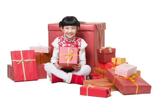 快乐的女孩收到许多春节礼物