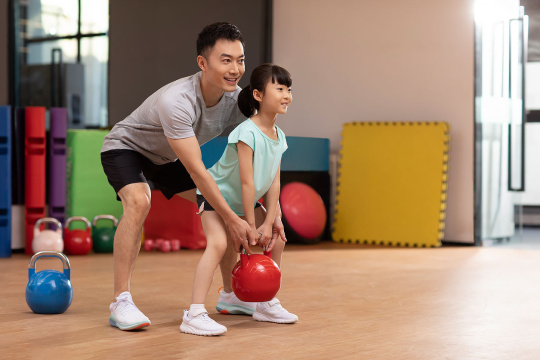 小女孩上健身课