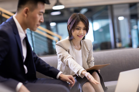 年轻商务男女在办公室讨论