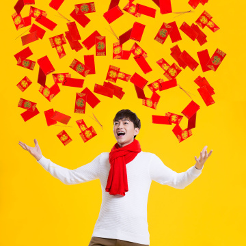 快乐的年轻男子收到大量的新年红包