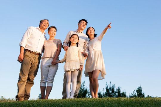 快乐大家庭在公园眺望