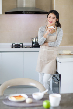 年轻女子在家吃早餐