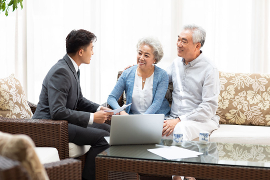 老年夫妇与理财顾问