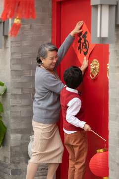 快乐的祖孙俩贴福字迎新年