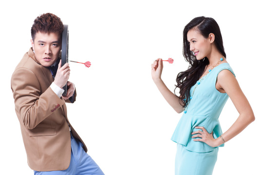 时髦的年轻男女和飞镖