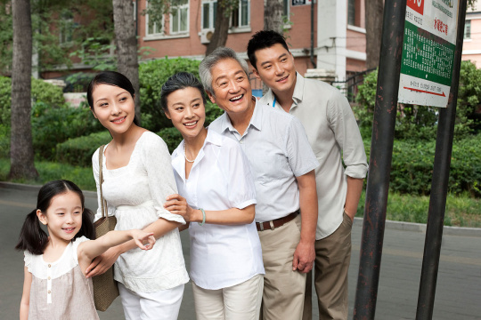 全家一起等公车