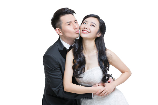 快乐的新娘和新郎