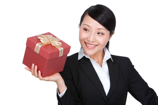 商务女士和礼物盒