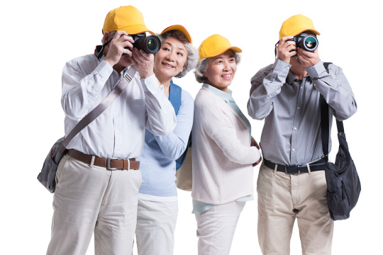 老年人朋友旅游照相