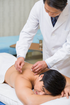 老中医给病人针灸