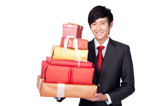 商务男士和礼物盒