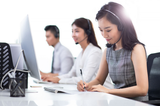 年轻的客服代表