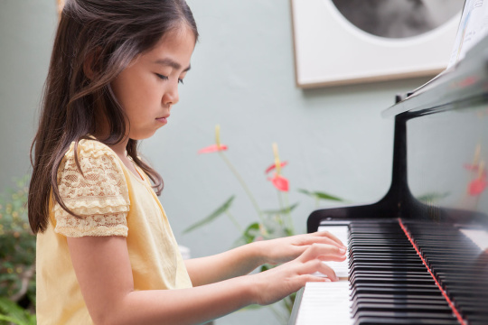 小女孩弹钢琴
