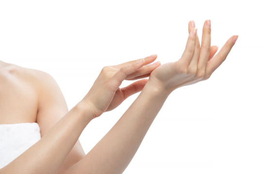 年轻女子涂抹护手霜