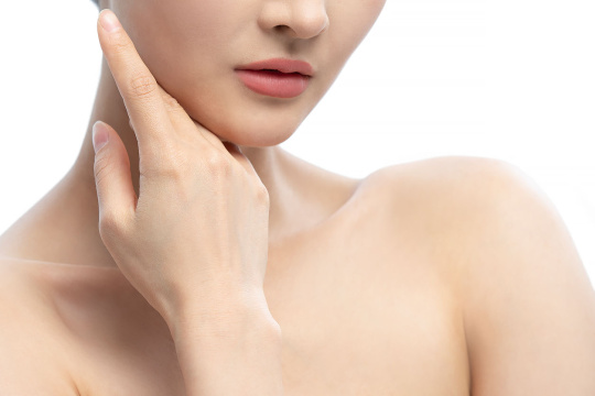 漂亮的年轻女子局部特写