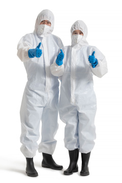 年轻医生身穿专业防护服