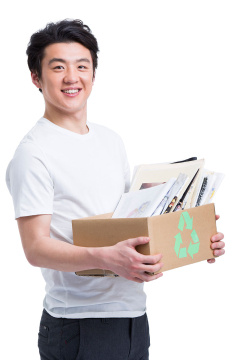 年轻男子回收书本