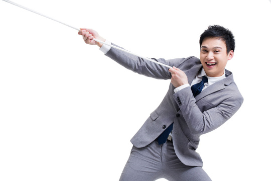 商务男士拔河