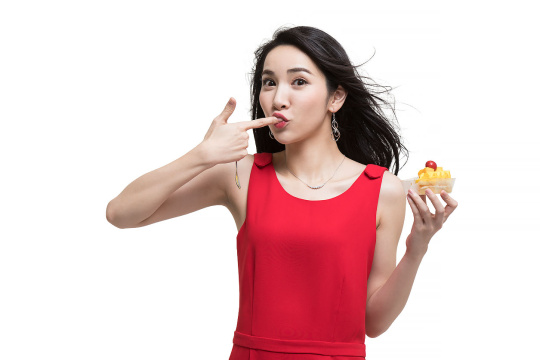 快乐的年轻女性吃蛋糕