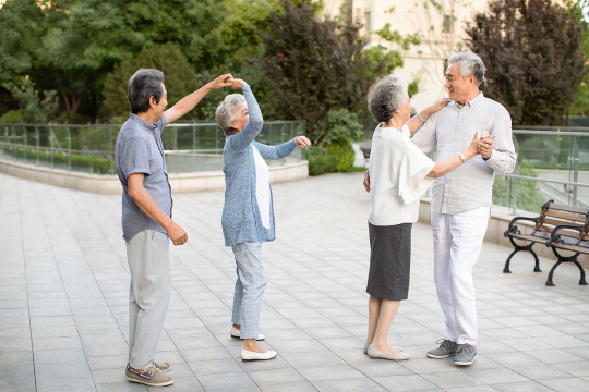 老年人在公园跳舞