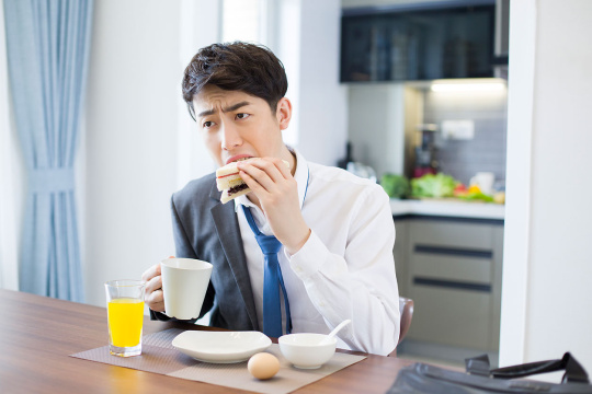 年轻男子上班快迟到了